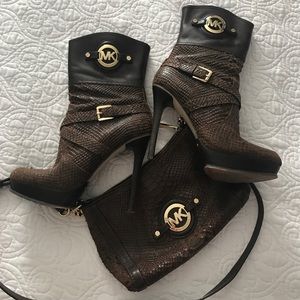 Michael Kors small cross body purse